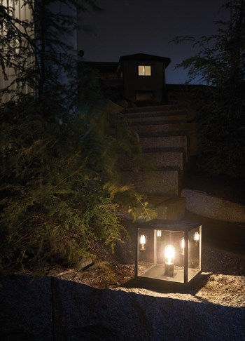 Norlys Lofoten sort udendørs søjlelampe som havelampe på sten